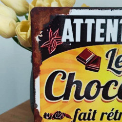 Plaque déco cuisine humoristique en bois – Attention, le chocolat fait rétrécir les jeans