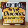 Plaque déco cuisine humoristique en bois – Attention, le chocolat fait rétrécir les jeans