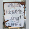 Plaque Un chien à des maîtres, un chat du personnel